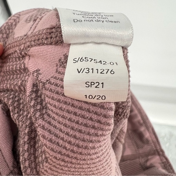 Athleta Ultimate Stash Pocket Texture Camo Capri - Picture 11 of 16